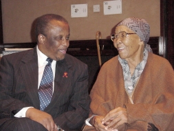 На фотографии: президент Ботсваны, Фестус Могае, беседует с г-жой Стеллой Мончо.