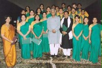 Министр обороны Индии с хором храма «Лотос» 