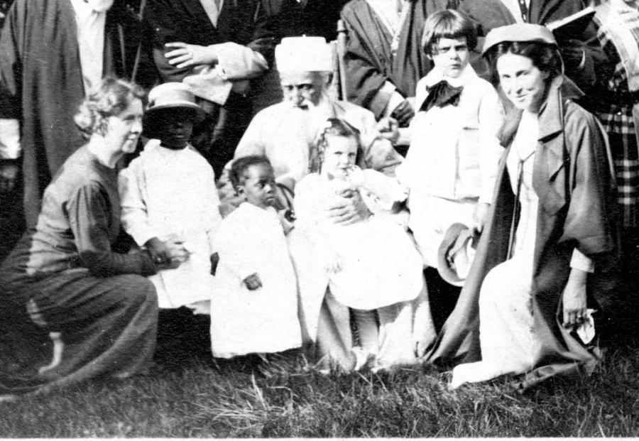Абдул-Баха с детьми и Луой Гетсингер 
